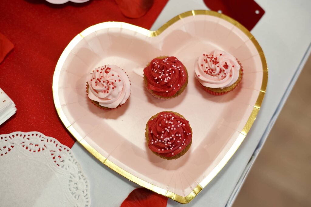 mini cupcakes forma de corazon para galentine's party