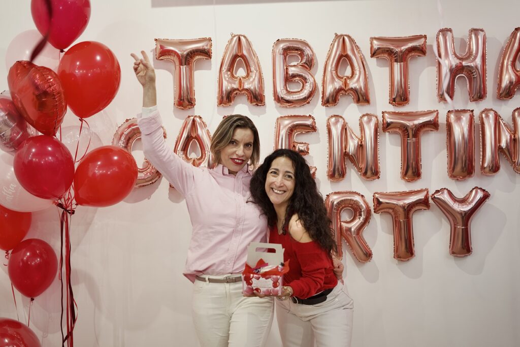 eva soto con invitadas frente al photocall de galentine's party