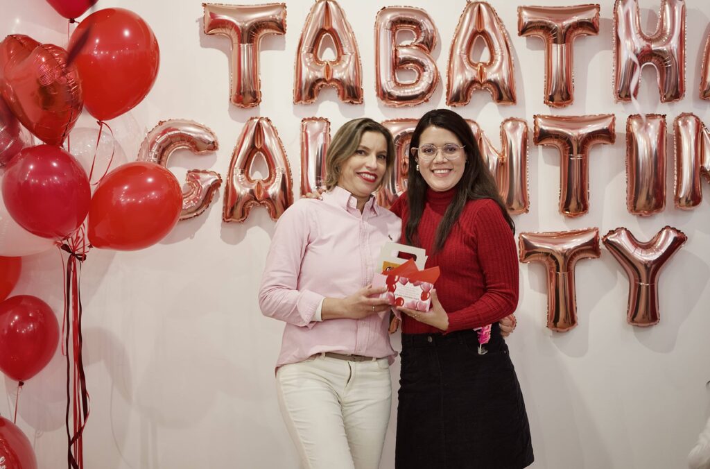 eva soto con invitadas frente al photocall de galentine's party