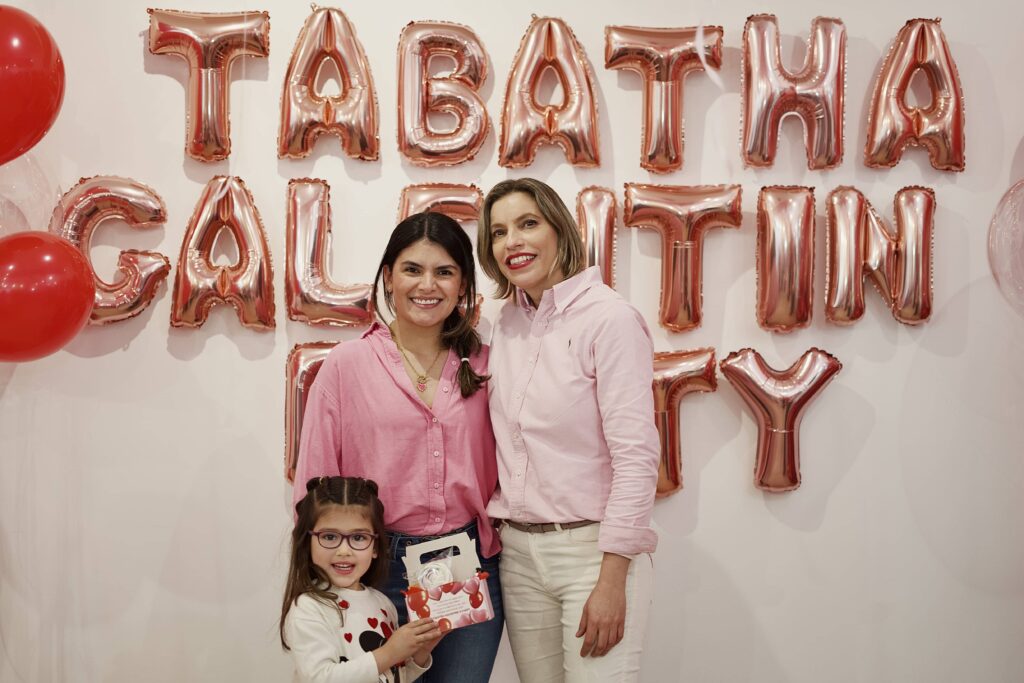 eva soto con invitadas frente al photocall de galentine's party