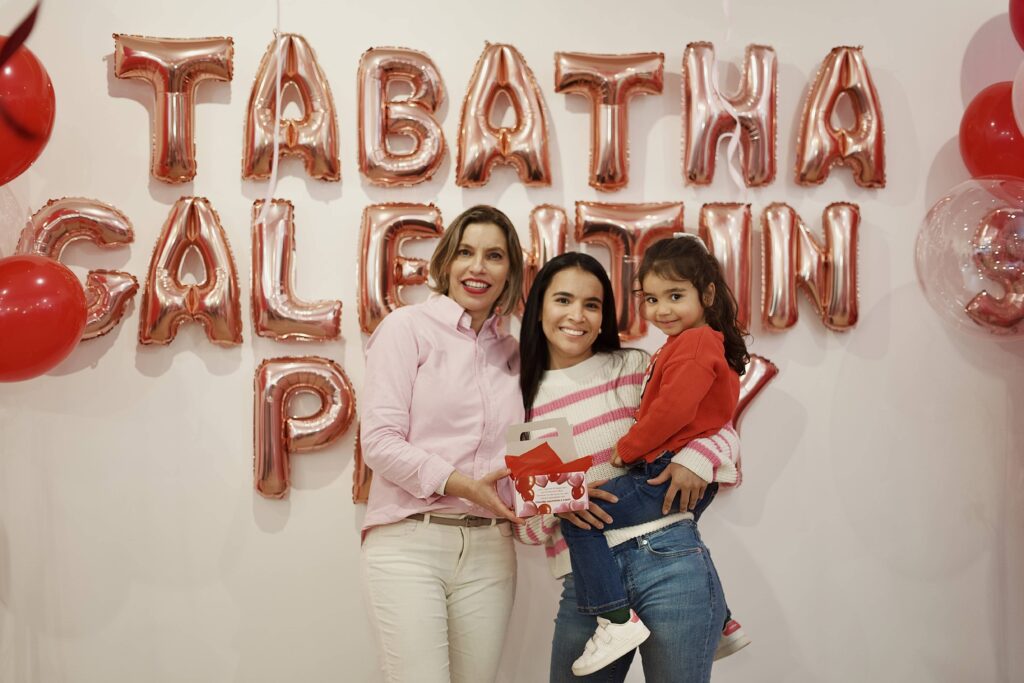 eva soto con invitadas frente al photocall de galentine's party
