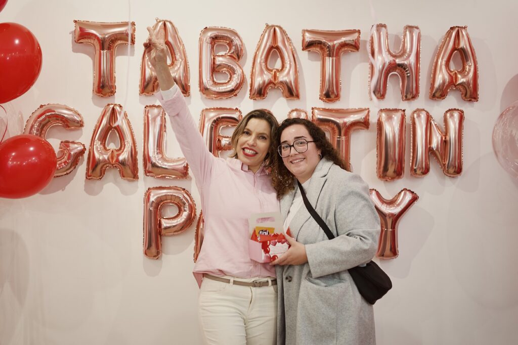 eva soto con invitadas frente al photocall de galentine's party