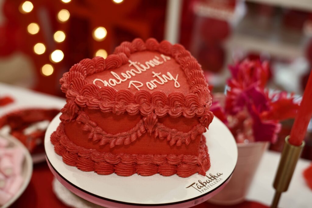 tarta corazón rojo galentine's day por tabatha pasteleria