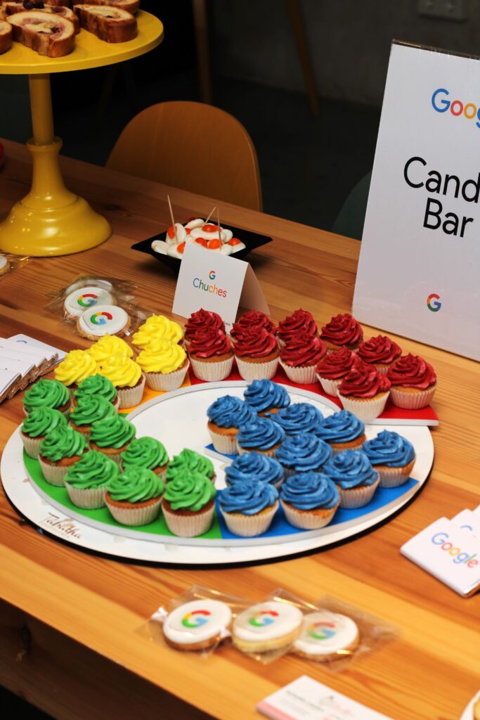 mini cupcakes rojos amarillos azules y verdes formando la g de google