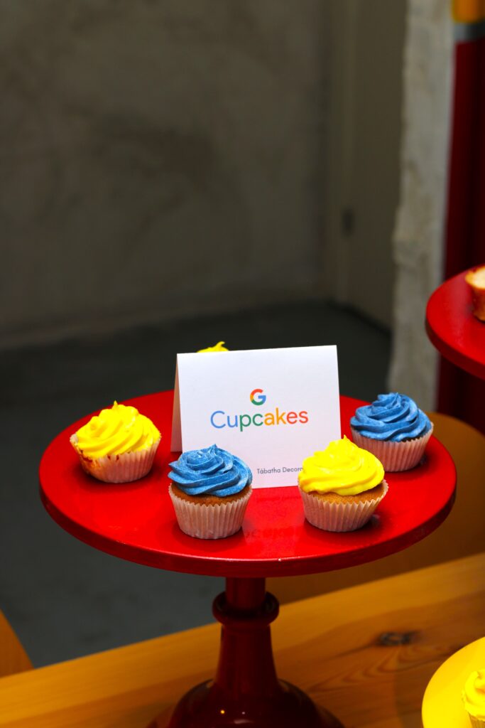 mini cupcakes rojos amarillos azules y verdes colores corporativos de google