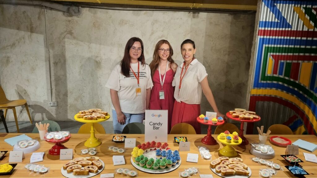 eva soto de tabatha decora tu fiesta con olesya de madrid digital network y monica chacin founder de seocopylab en google for startups frente a la mesa de dulces para eventos corporativos de tabatha decora tu fiesta