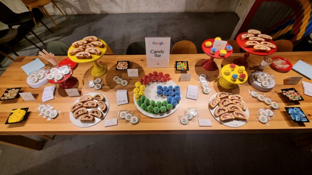 mesa de dulces para eventos corporativos con logo evento para google for startups con el branding para google