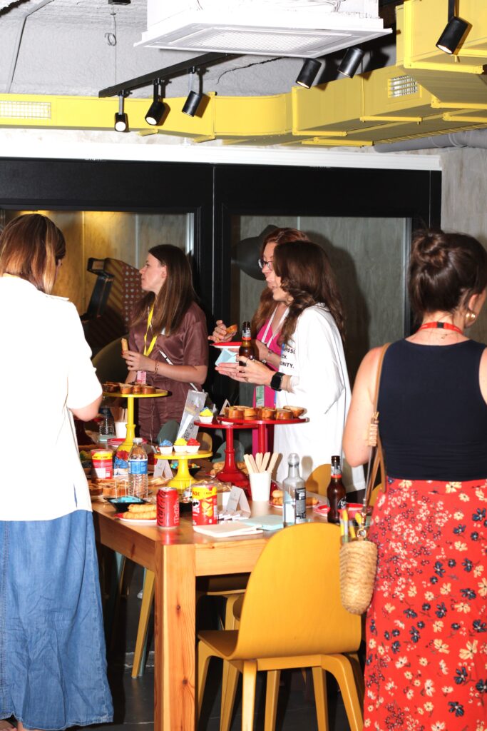 personas en evento de networking en google for startups disfrutando de la mesa de dulces de tabatha decora tu fiesta