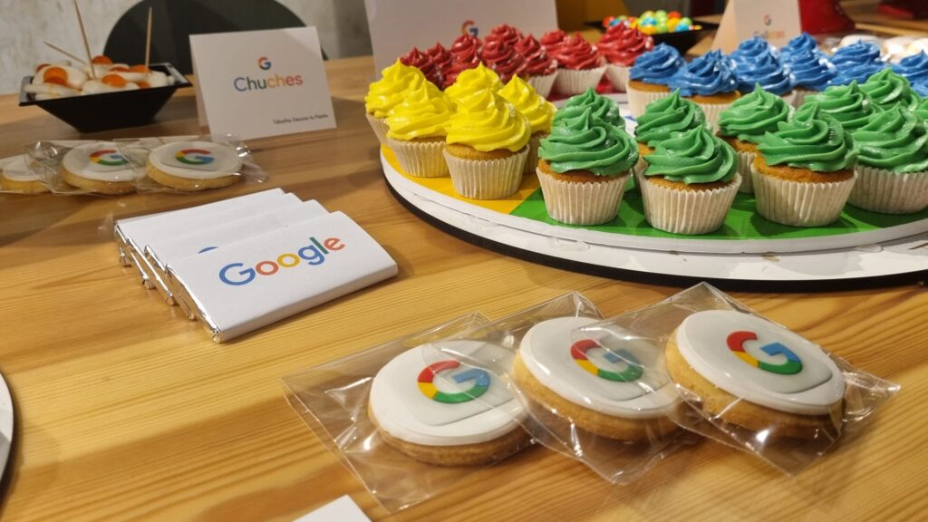 reposteria creativa para google for startups cupcakes de colores galletas y chocolatinas personalizadas con el logo de google
